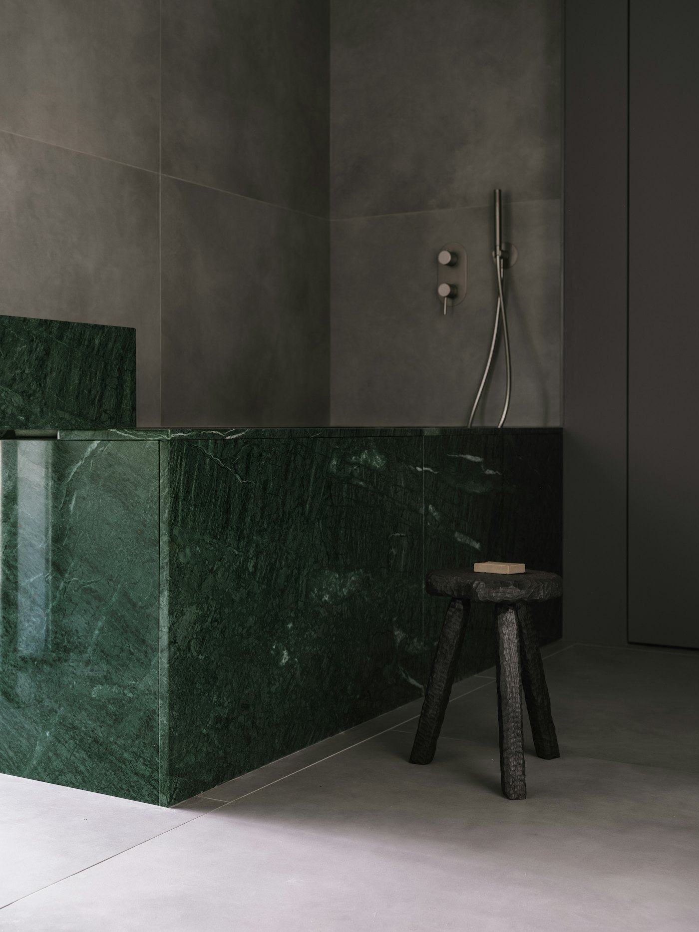 Dusche aus grünem Serpentin