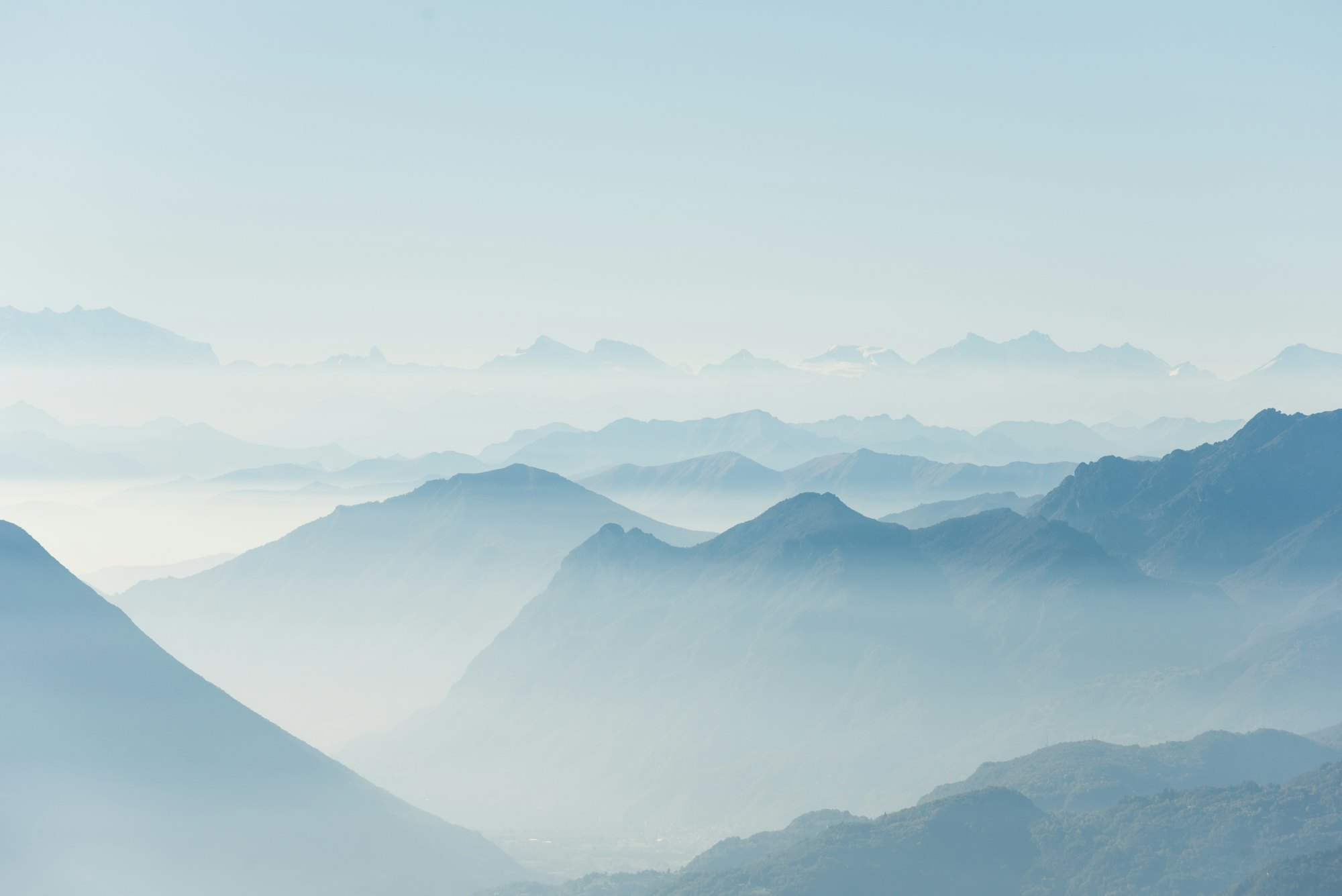 Bergkämme im Morgennebel