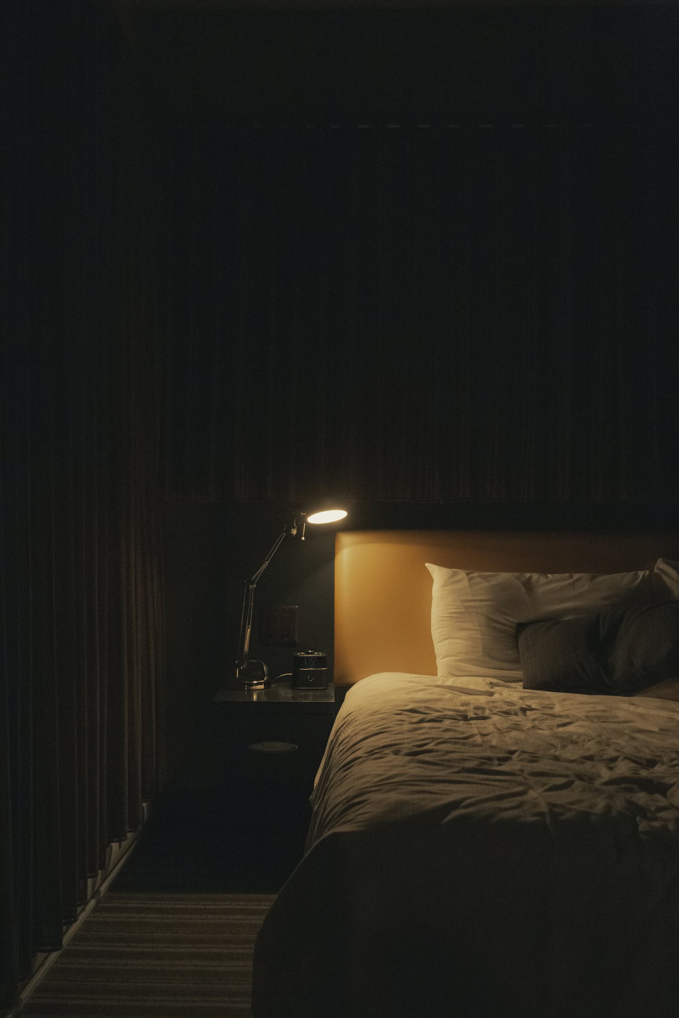 Suite bei Nacht mit warmem Leselicht