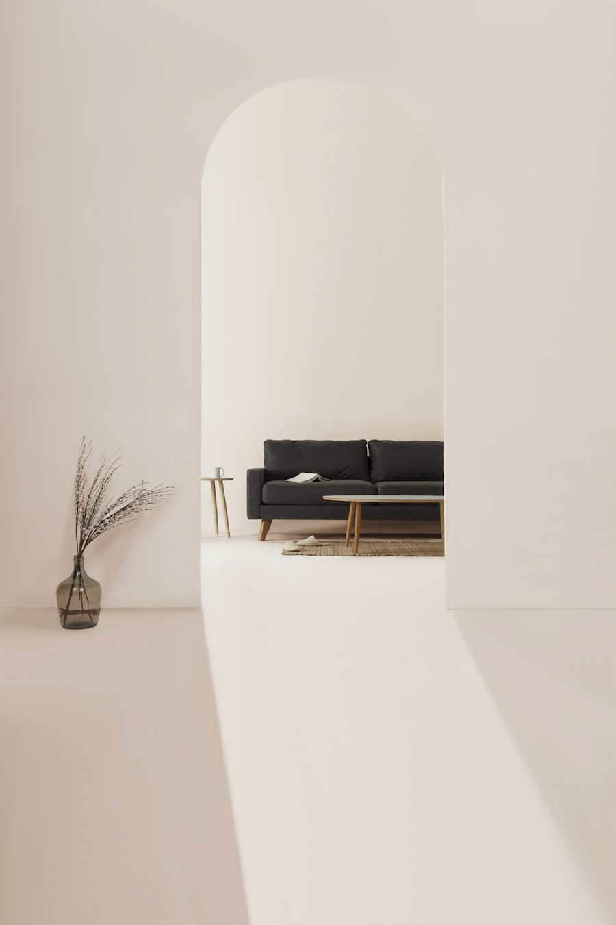 Empfangsbereich in warmem Beige mit dunklem Sofa
