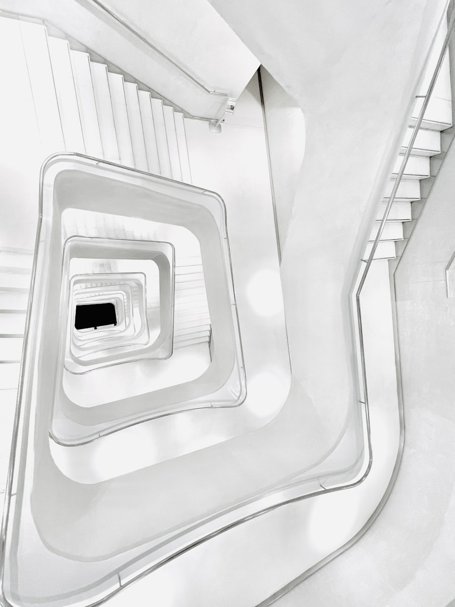 Weiße geschwungene Architekturform