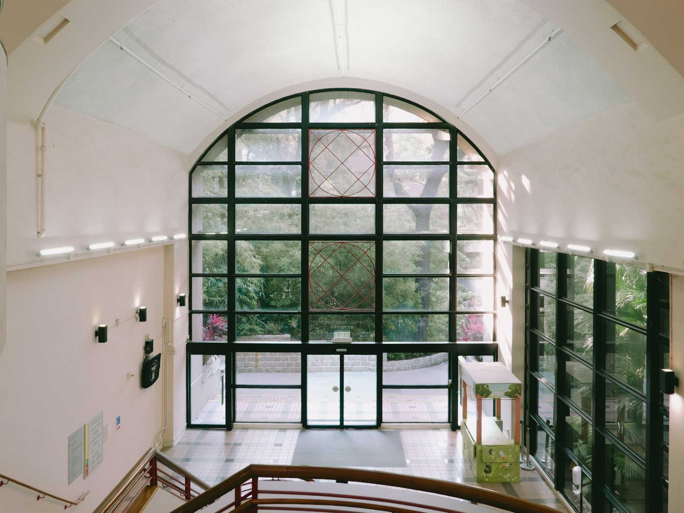 Heller Raum mit großem Bogenfenster