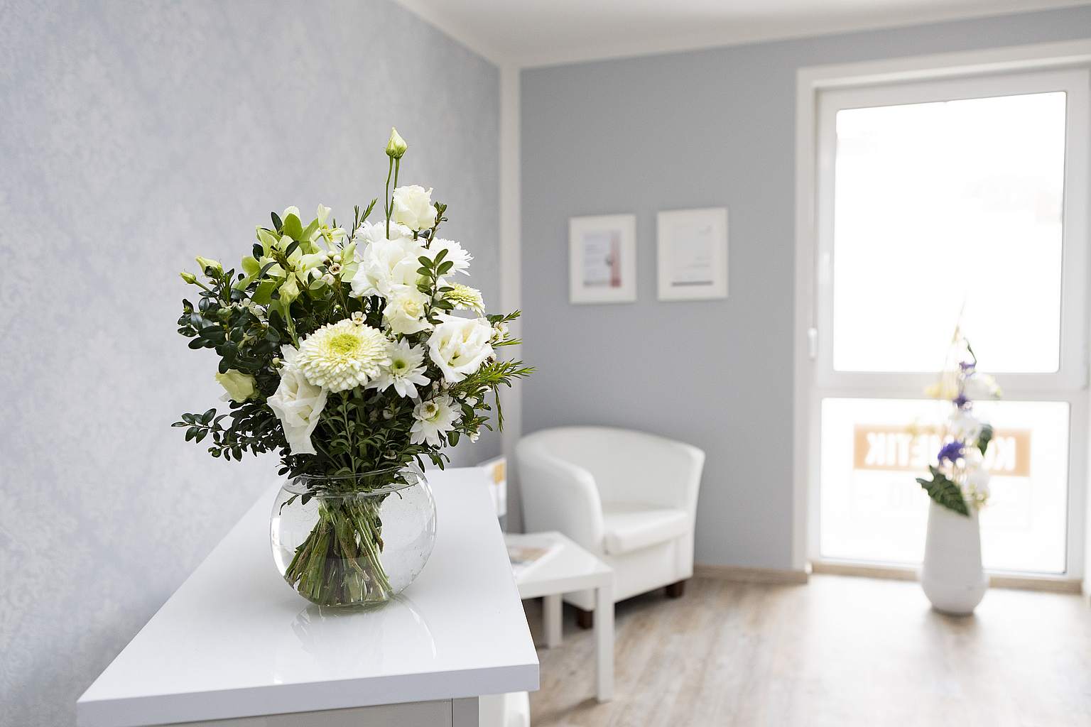 Blumen auf der Empfangstheke im Studio