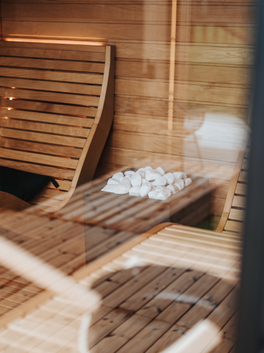 Sauna aus hellem Holz mit warmem Licht