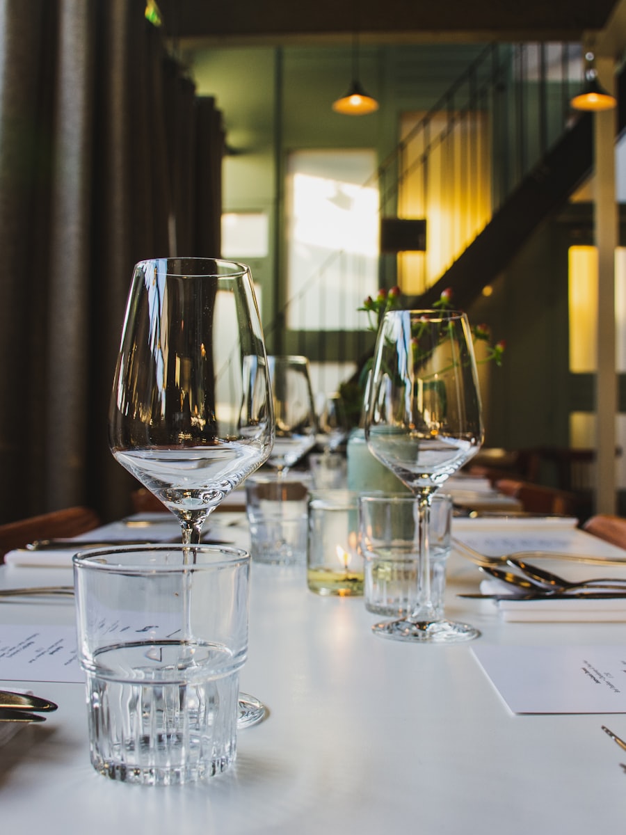 Gedeckter Tisch mit Weingläsern